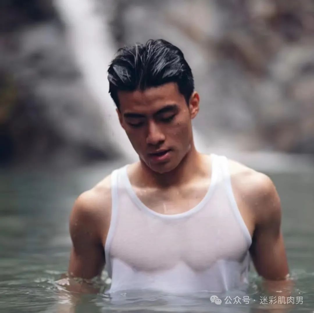 被刘姥姥置顶 20 岁山东男大体育生 ​​​，采访说他鼻子大！