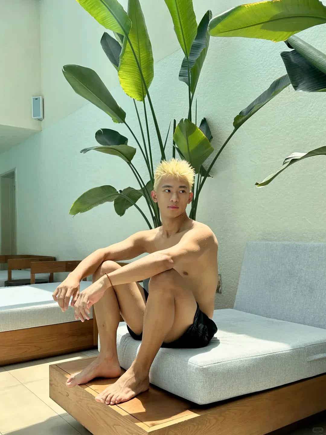 活力阳光瑜伽教练！一头金发帅炸 | 网红帅哥