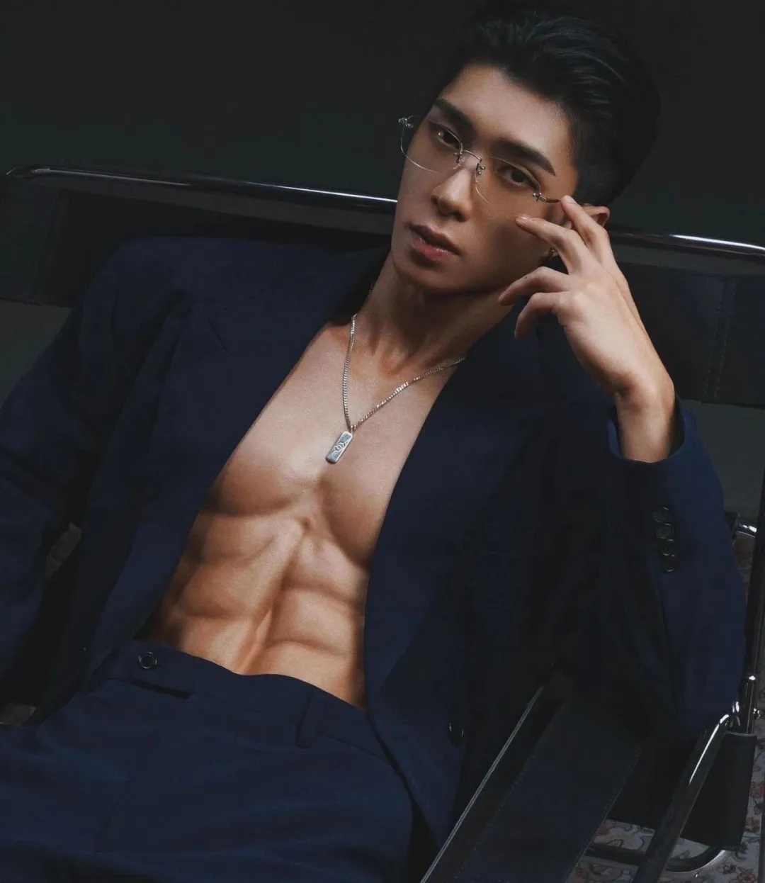 身材比人火的男团成员，眼镜一戴谁也不爱！