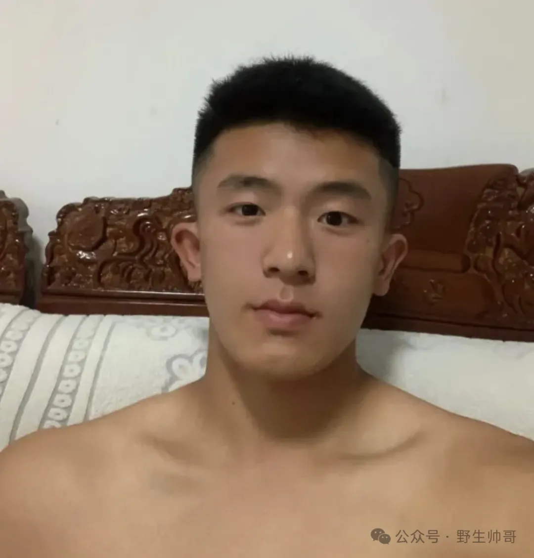 穿粉色短裤的大弟弟体育生被他吸引，谁能拒绝这样！