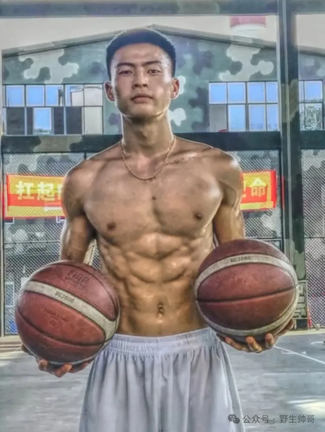 寸头黑皮体育生变帅气的警察小哥！大长腿太有型啦！