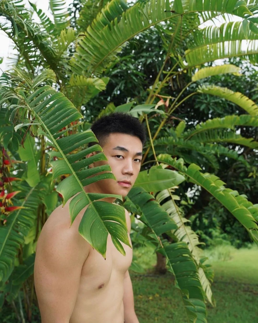 车展上这枚大鼻子小哥私照拔到啦，无码照太棒了！！