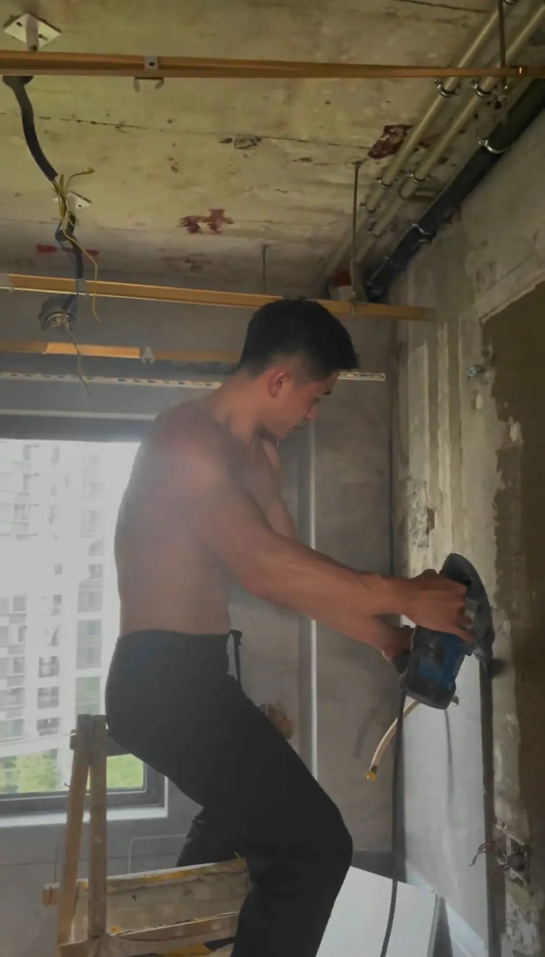 不穿衣服的维修工！网友辣评：让我来监工……