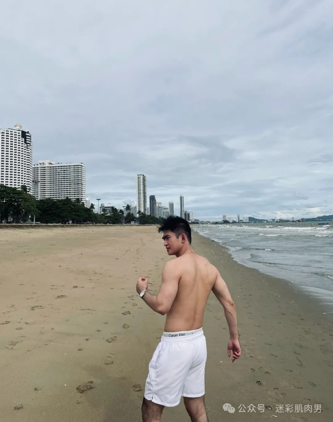 露内裤边的胸毛男自拍荷尔蒙爆啦。实力藏不住了！