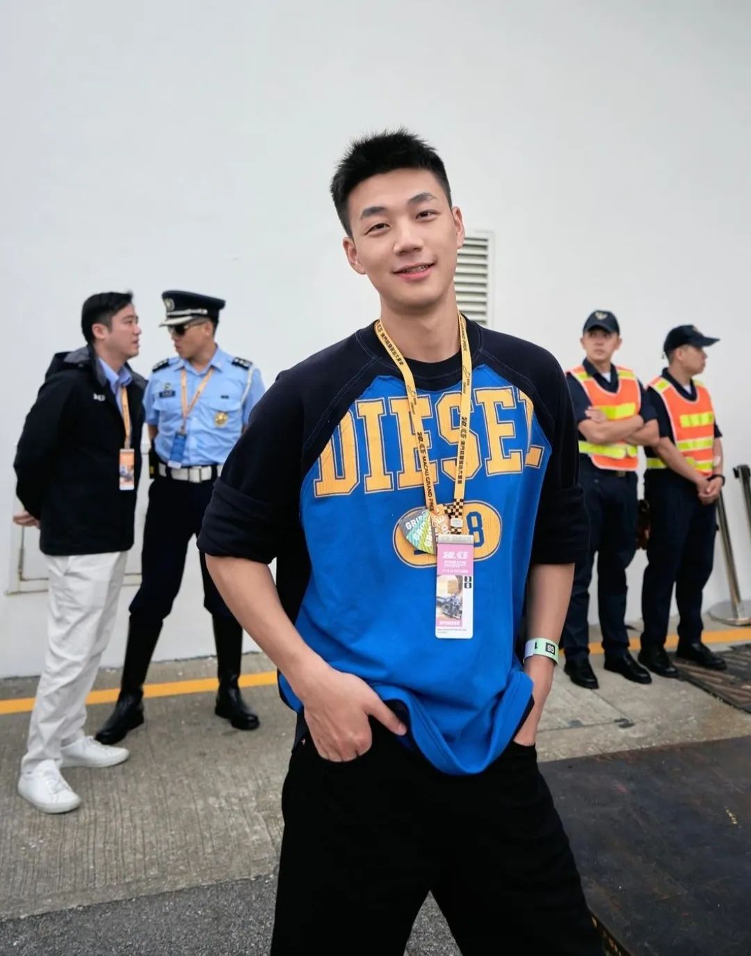 车展上这枚大鼻子小哥私照拔到啦，无码照太棒了！！