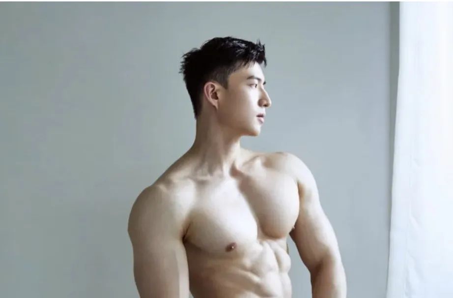 灰裤子小哥，长的俊俏！