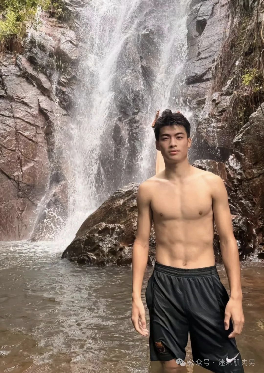 被刘姥姥置顶 20 岁山东男大体育生 ​​​，采访说他鼻子大！