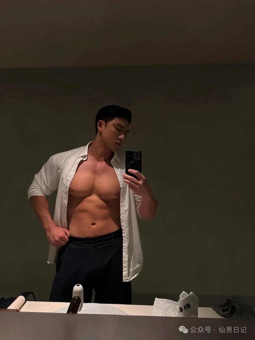 189cm 黑皮男模酒店被偷拍，网友直呼：翘臀大胸肌诶！
