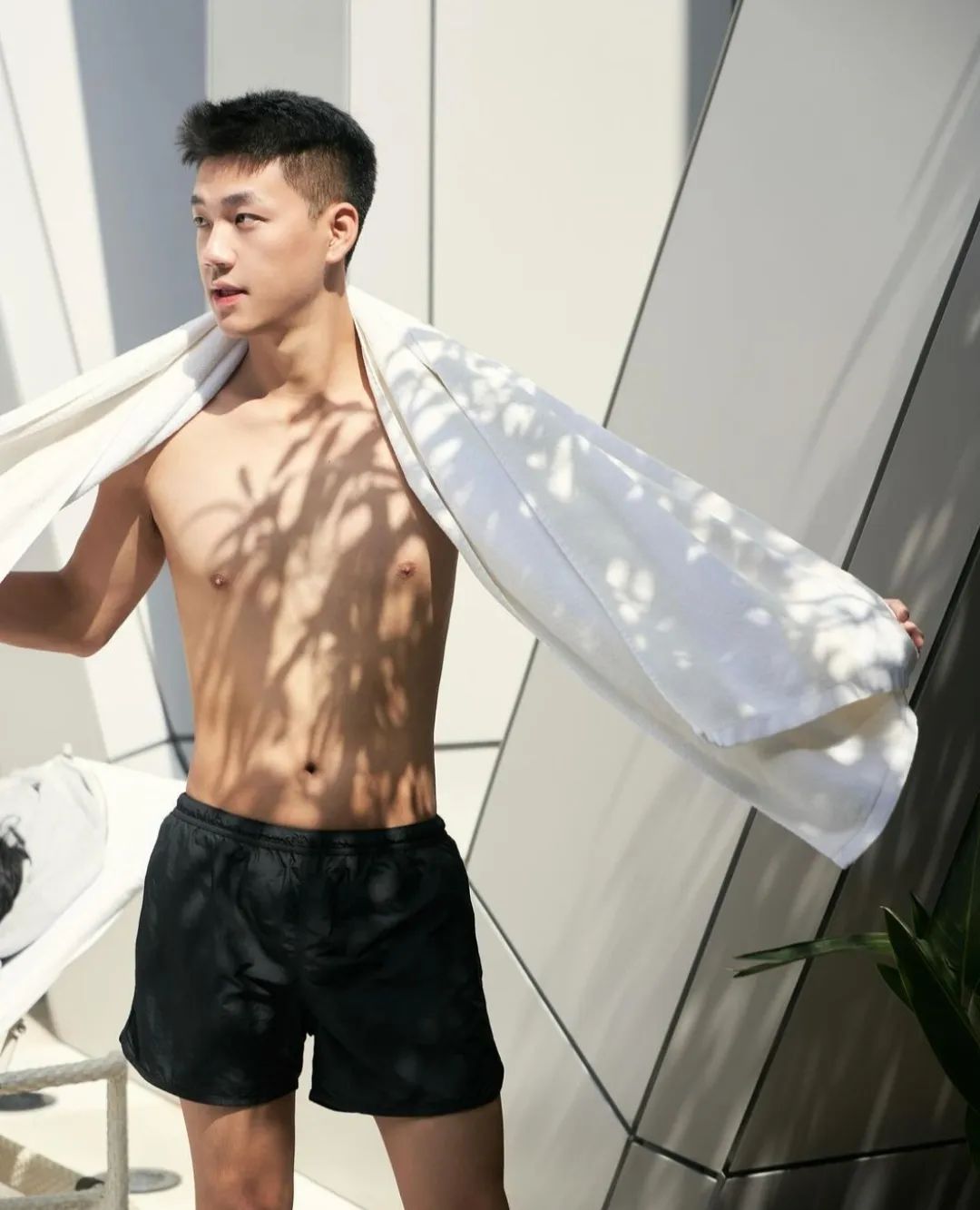 车展上这枚大鼻子小哥私照拔到啦，无码照太棒了！！