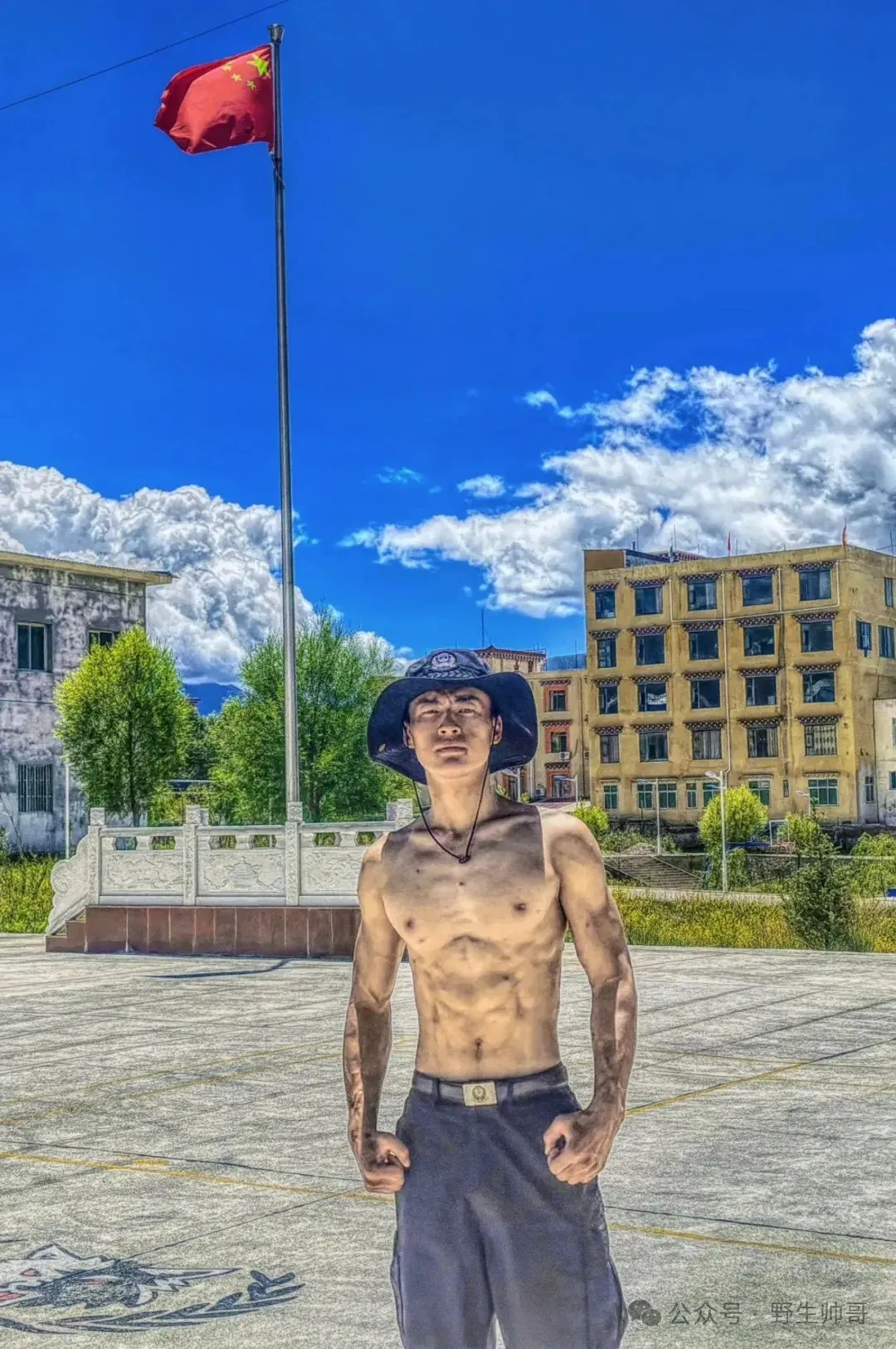 寸头黑皮体育生变帅气的警察小哥！大长腿太有型啦！