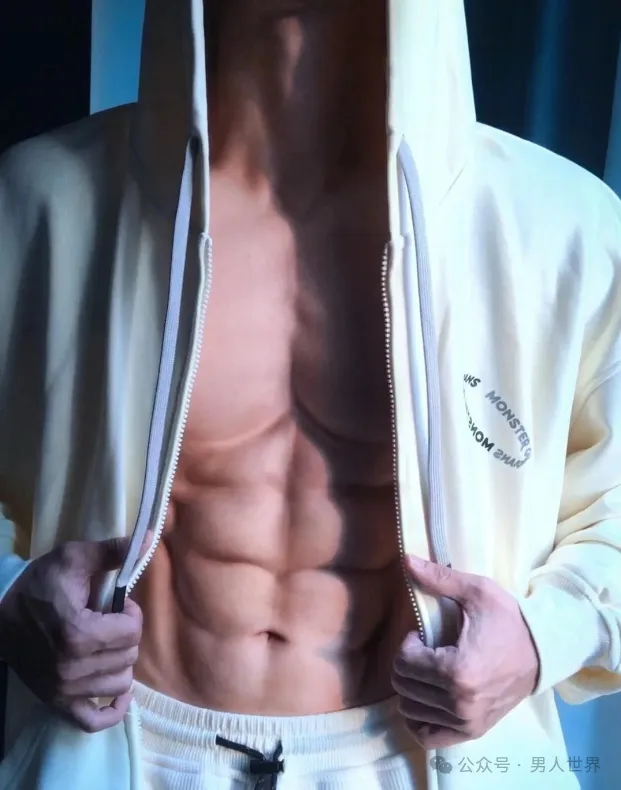 撩起衣服擦嘴，神仙腹肌藏不住了！