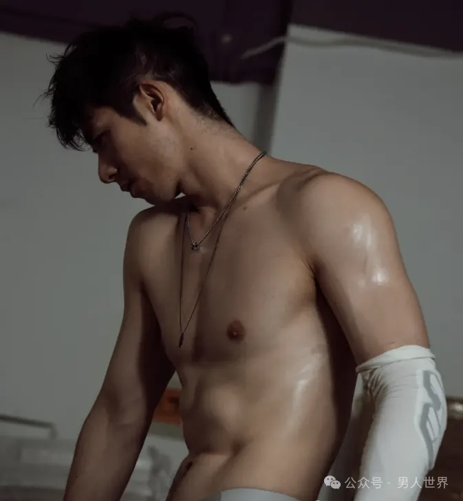 灰裤子和泳裤是钻石体育生的首选！