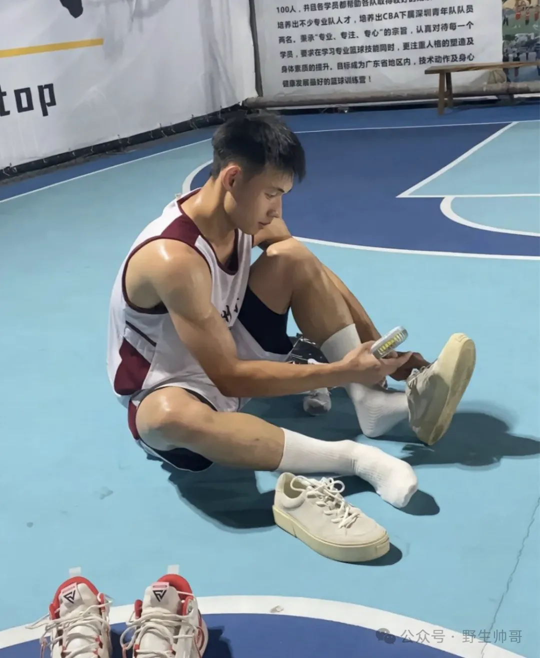 188CM 黑皮运动男大汗淋漓样子太爱了，长腿好强呀