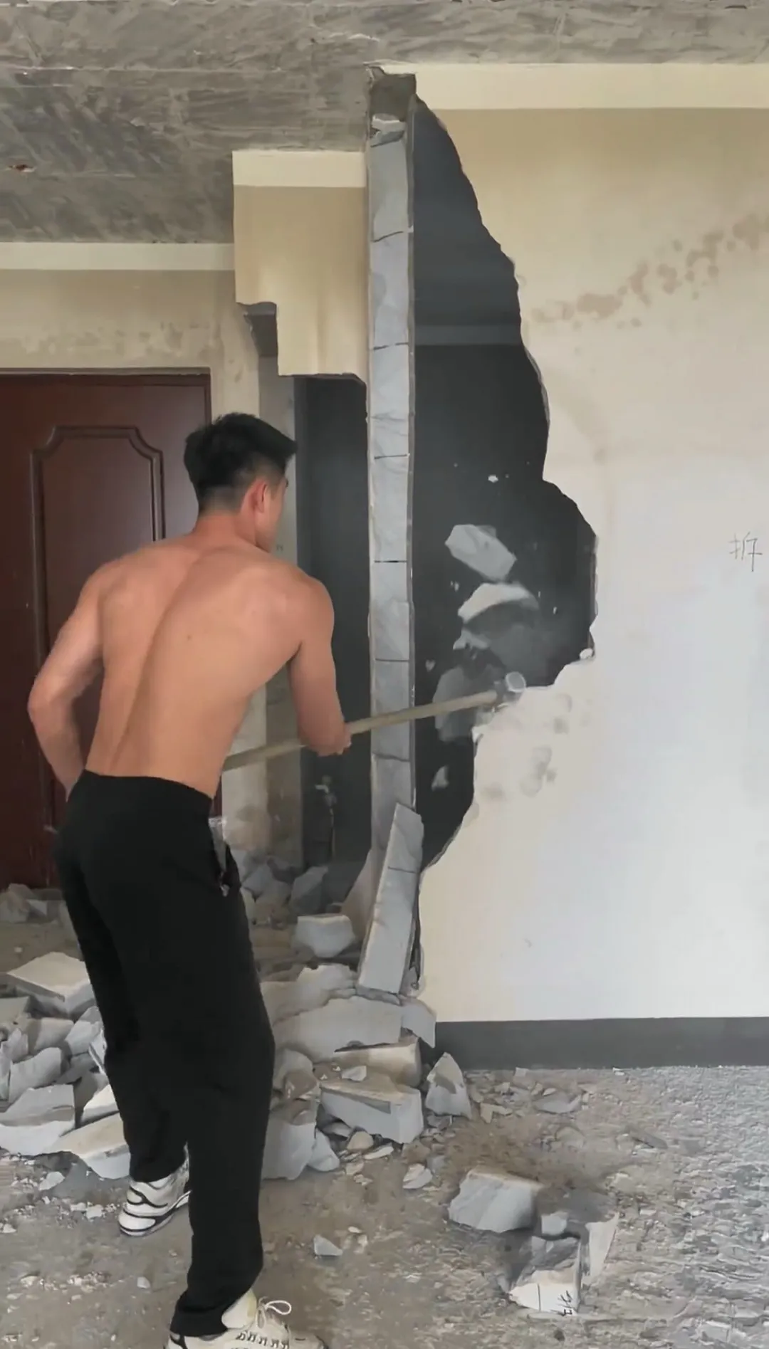 不穿衣服的维修工！网友辣评：让我来监工……