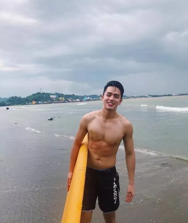 篮球体育生大长腿长太帅，高中就做男模赚钱了！