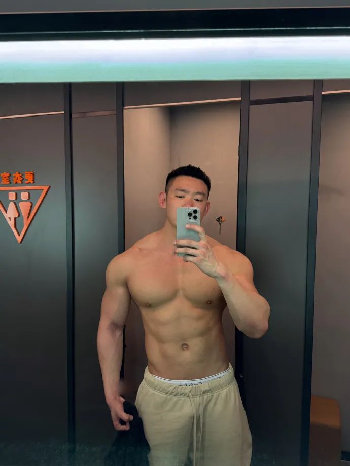 小蓝 X 推上 190cm 肌肉男时尚博主走红！
