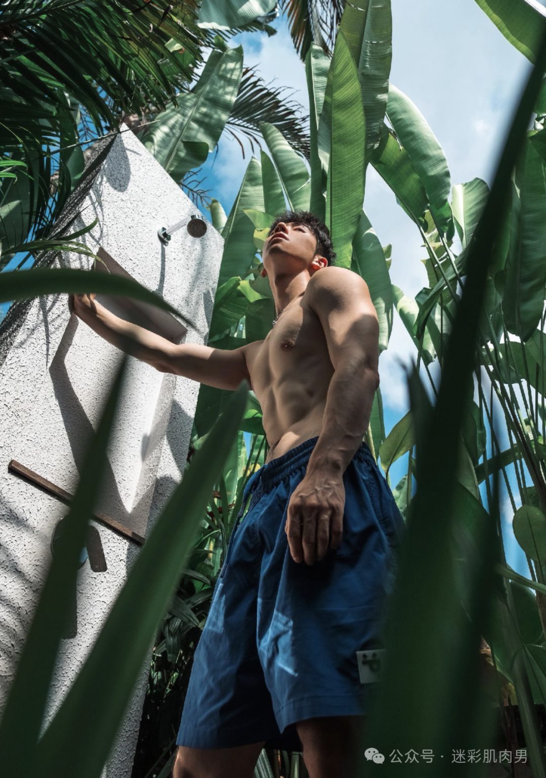 自拍照秀身材的腹肌小哥！，灰裤子和泳裤是 yyds！