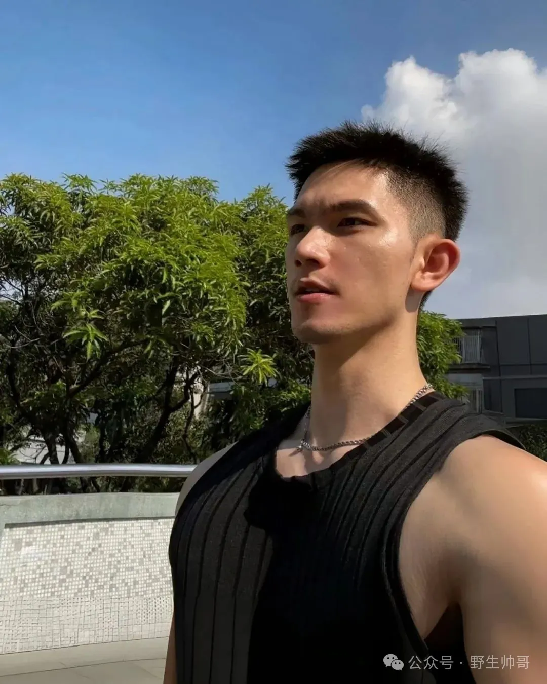 马老师硬控大长腿穿白内裤太好看了，挡不住啦！