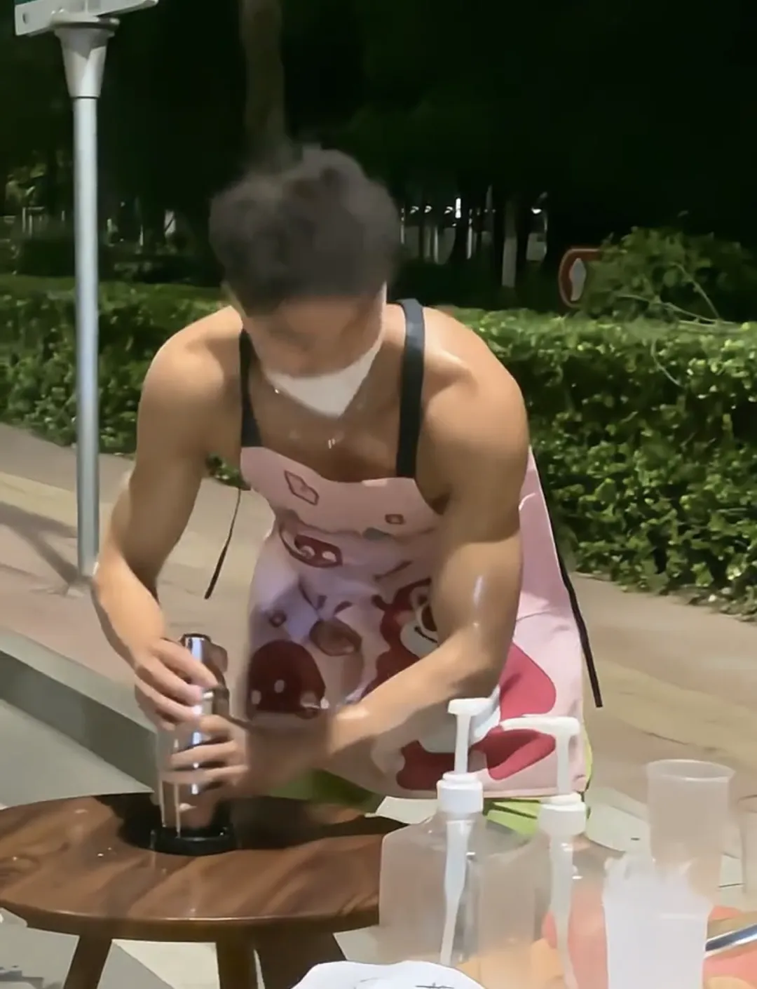 蔡依林演唱会卖柠檬茶的肌肉男火了！这手打频率太猛了！