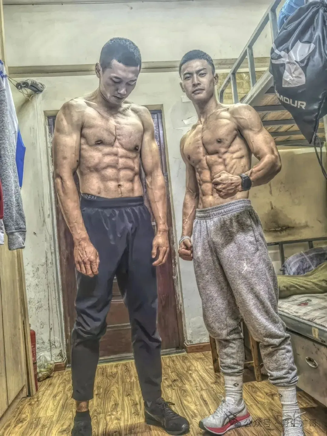 寸头黑皮体育生成腹肌男帅警！大长腿太有型啦！