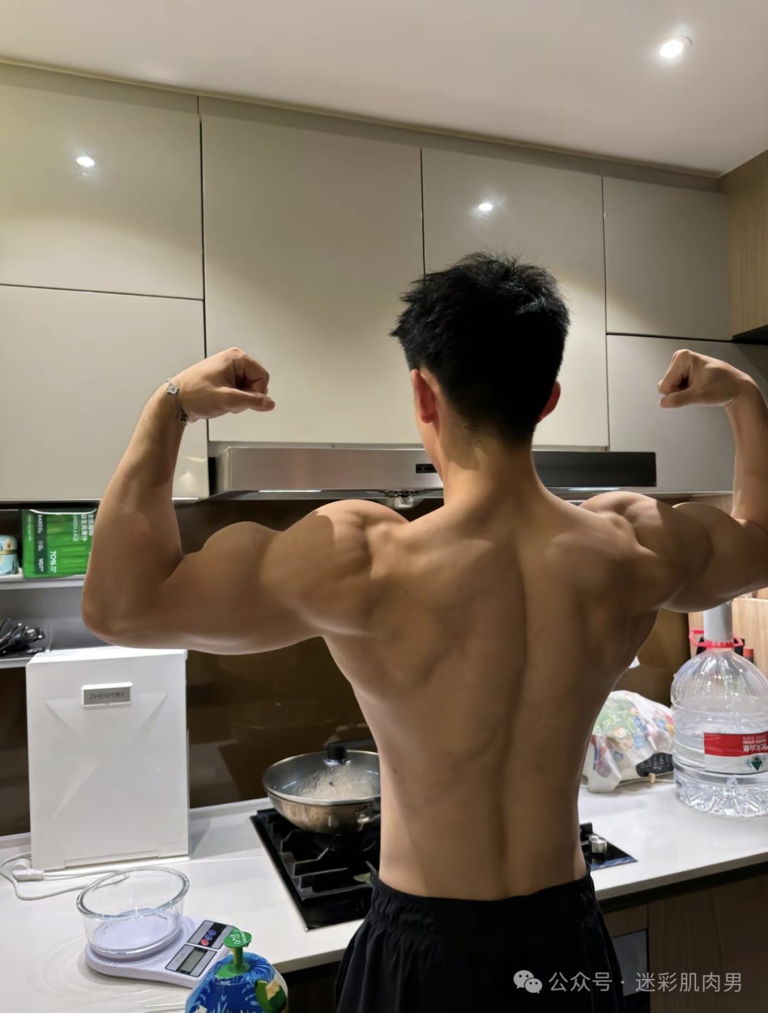 你们的新老公自拍来啦！这样穿长腿太勒了啊啊啊！