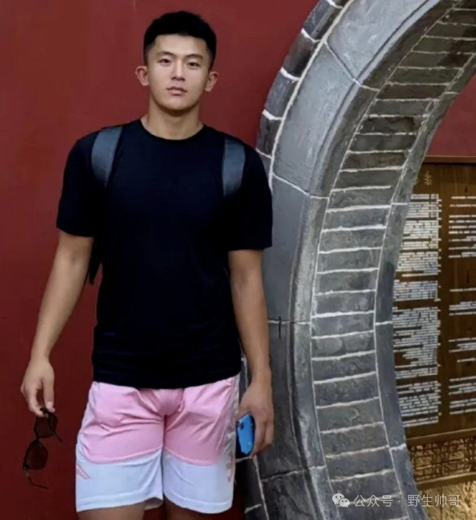 穿粉色短裤的大弟弟体育生被他吸引，谁能拒绝这样！