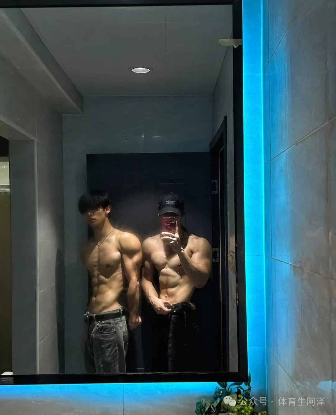 两位北体 185 体育生帅哥，高颜值，八块腹肌
