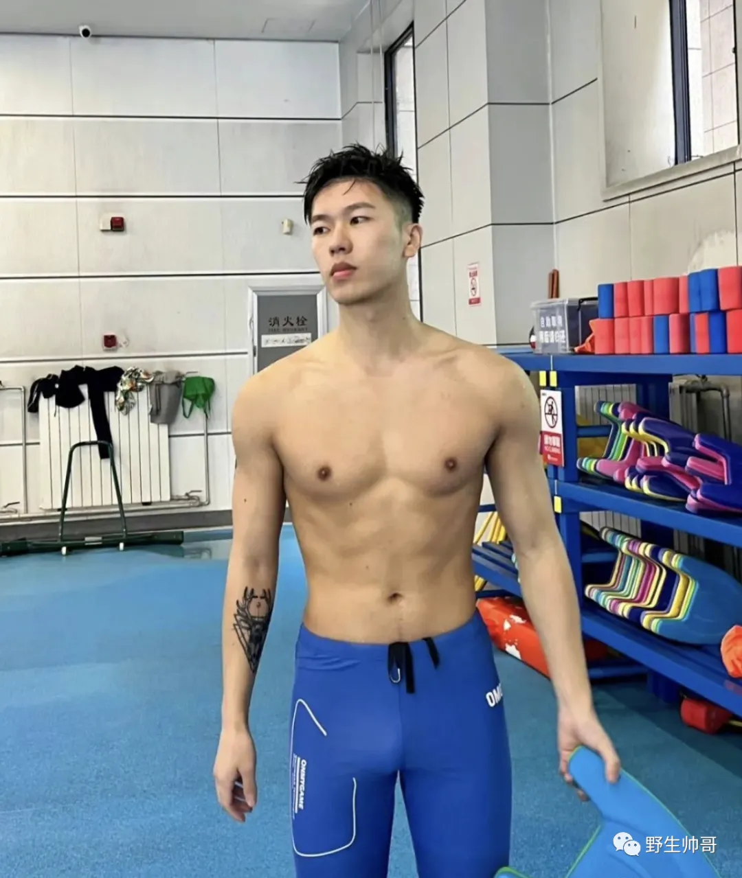 泳池里的长腿野生男穿太紧了，很有实力强大了！！