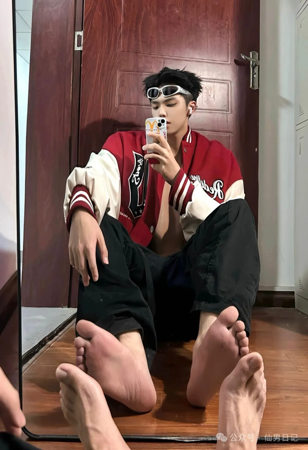 190cm 体育生男大宿舍自拍！网友直言：看着不直……