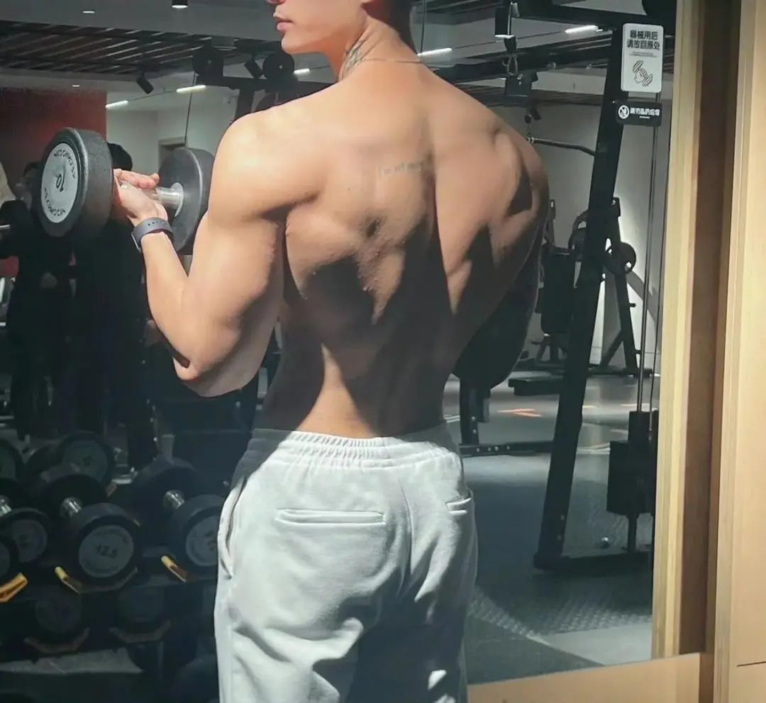 一看就很有性张力！健身型男与萌宠共享温馨时光