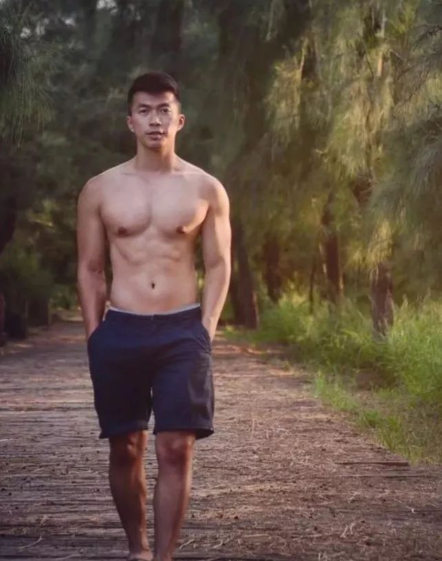寸头帅称自己实力强！肌肉身材长得太帅了！