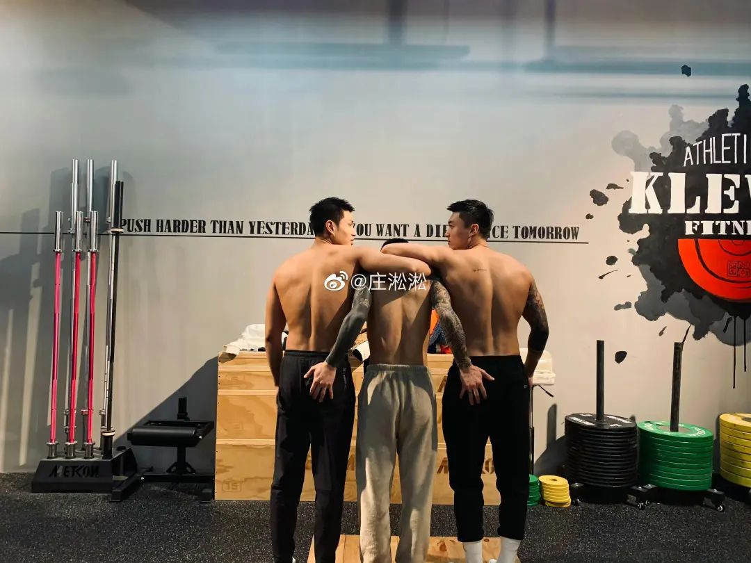一看就很有性张力！健身型男与萌宠共享温馨时光