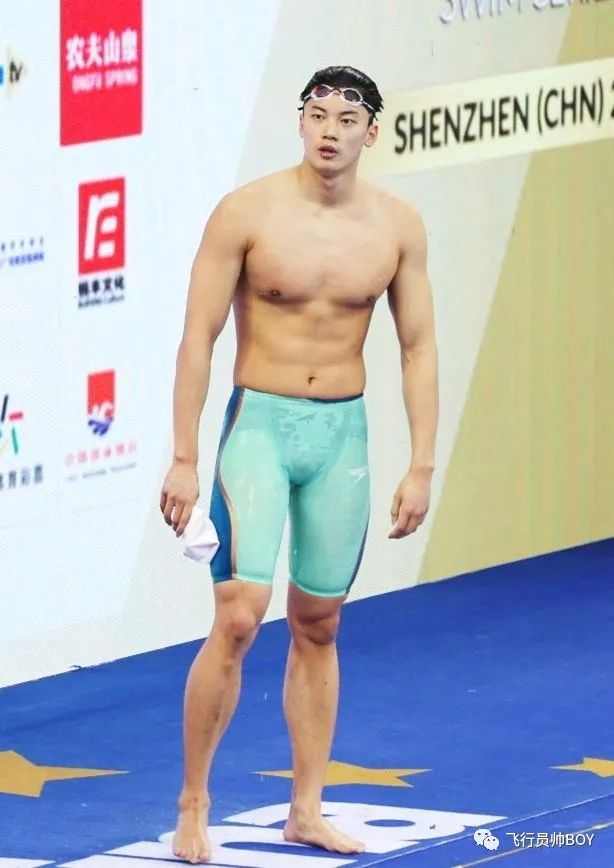 汪顺被男子摸白嫩大胸肌！