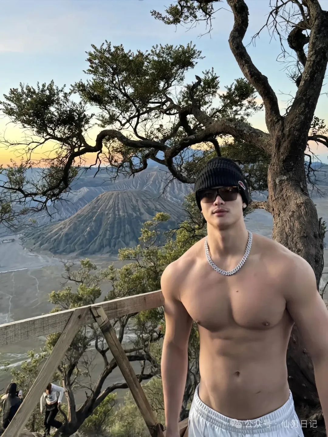 和人妖互动的 189cm 体育生找到了！网友直呼：看着就厉害……