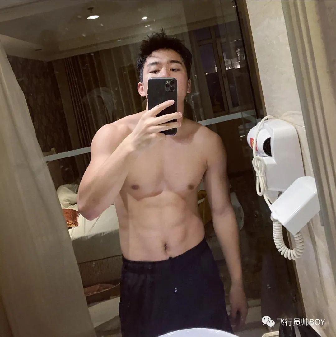 湖工大体育生更衣室换衣服被拍，新疆小伙太招女记者了！