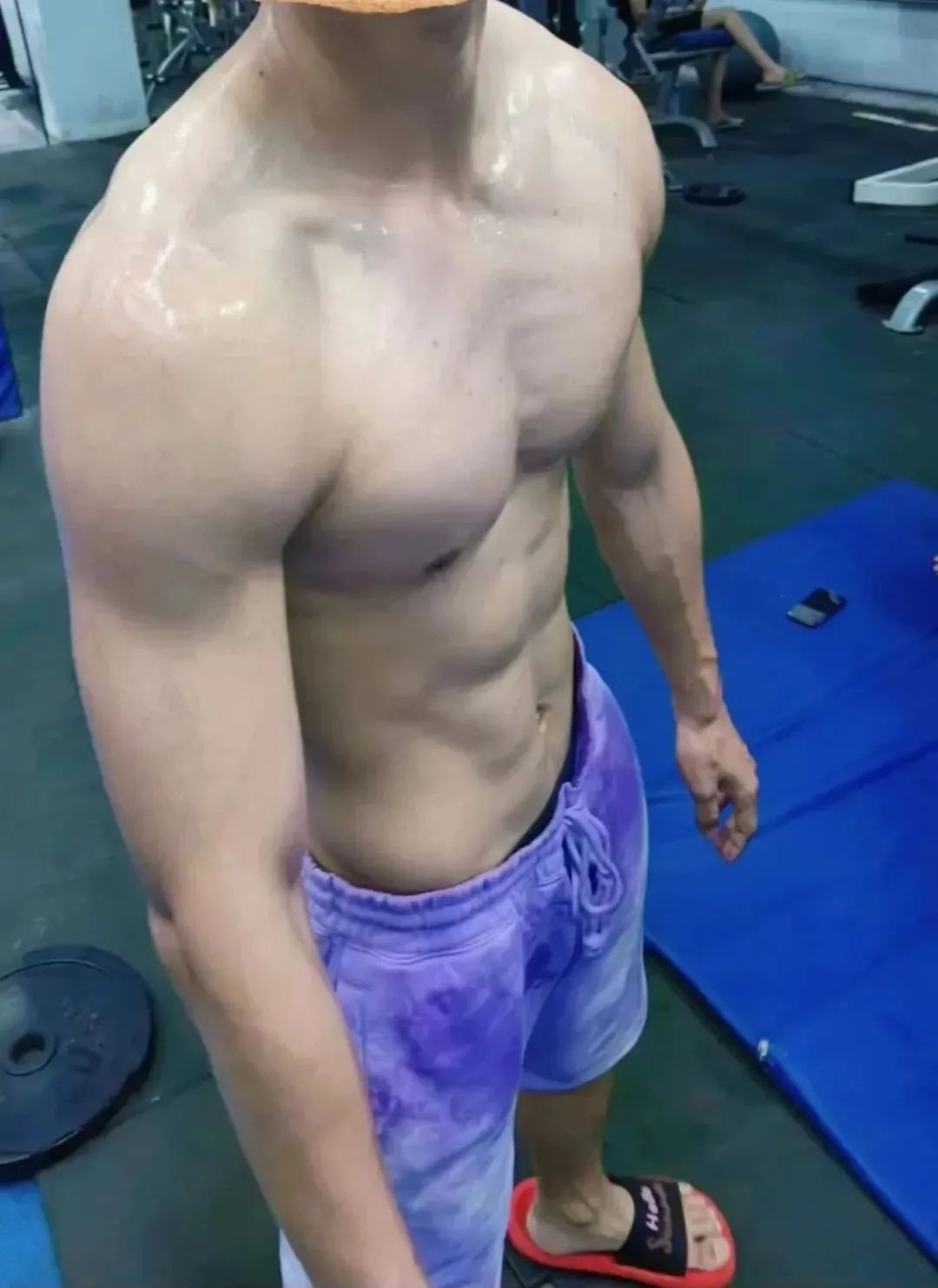 18 男大，浴室自拍秀，这也太撩了！