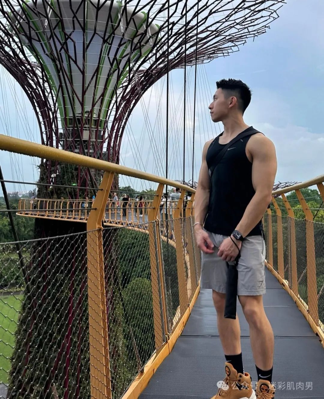 湿透的翘臀运动男灰裤子太凸显了，长腿长得大哦！