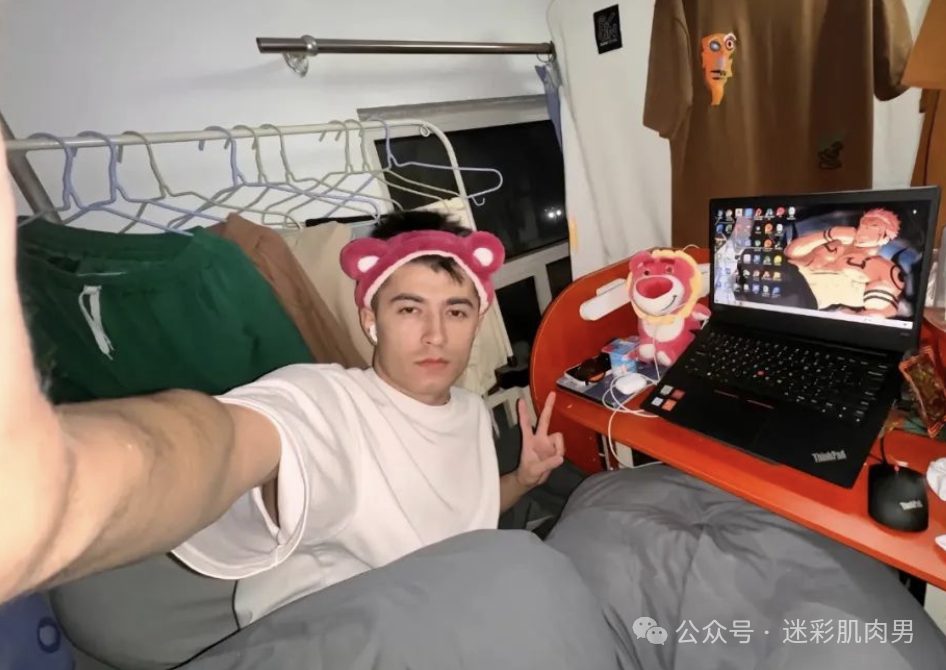 21 岁大一运动男高大视频火到推... 不让人失望！