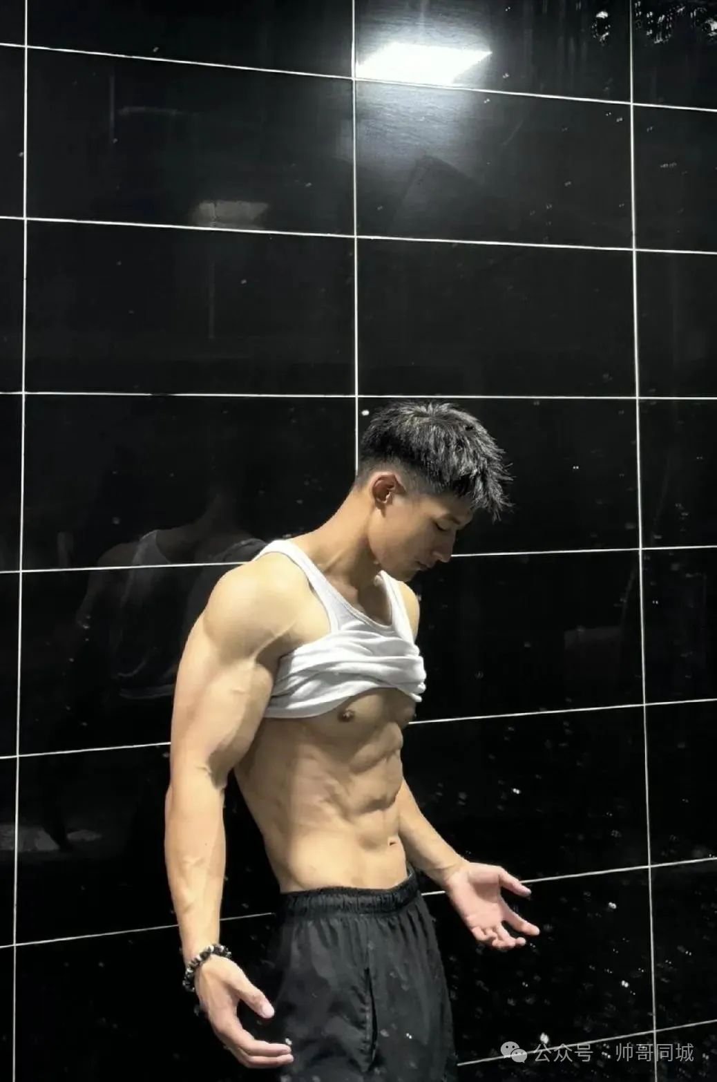 腹肌体育生爸爸，青筋暴起太精壮了！