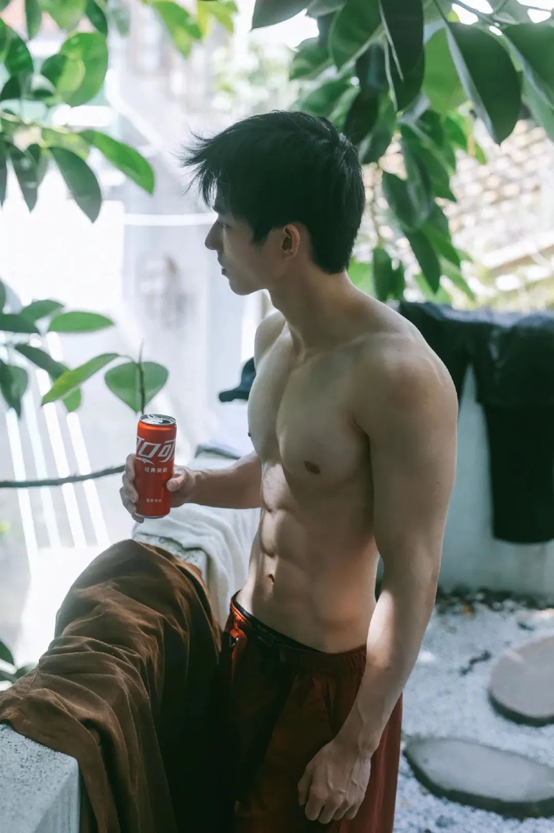 湖南薄肌少年不穿衣服夏日玩水，太美了