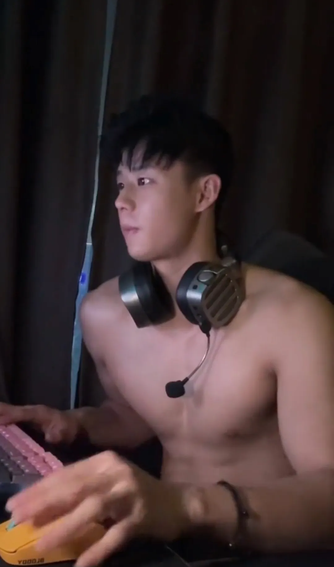 网吧惊现半裸肌肉男，竟是超火运动系小奶狗？