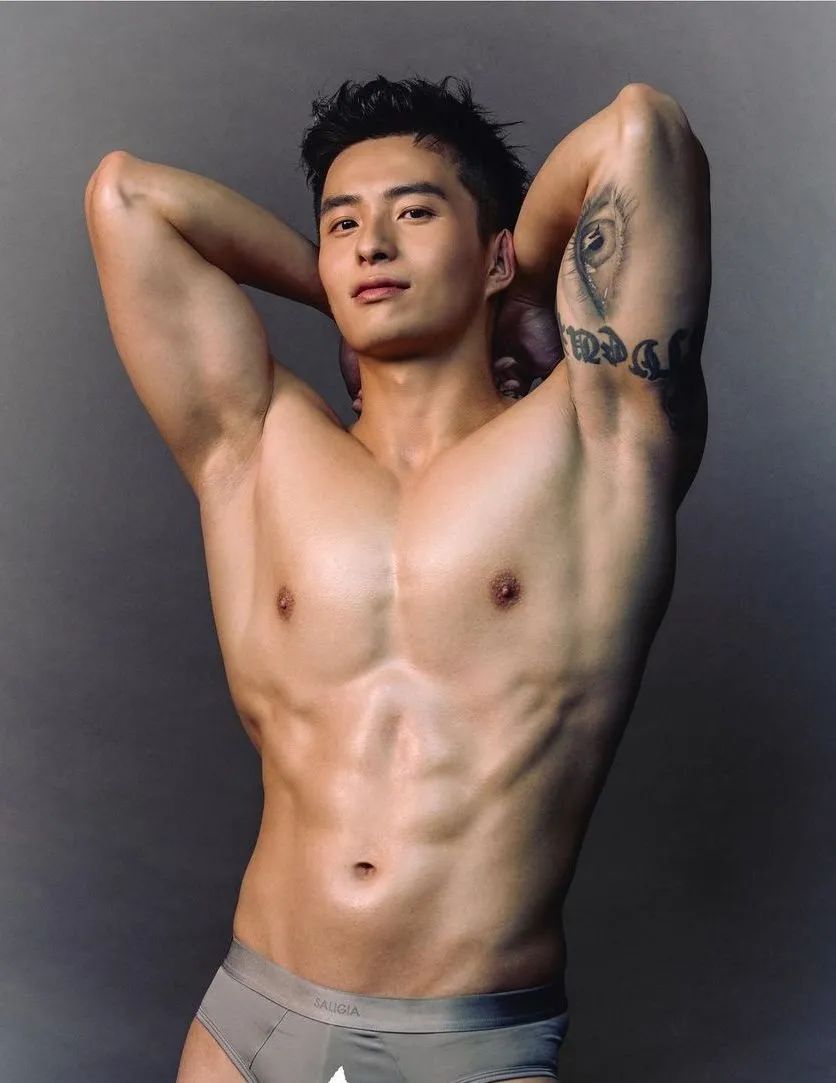 阳光 Boy：Shawn 的肌肉线条和笑容真是顶不住！