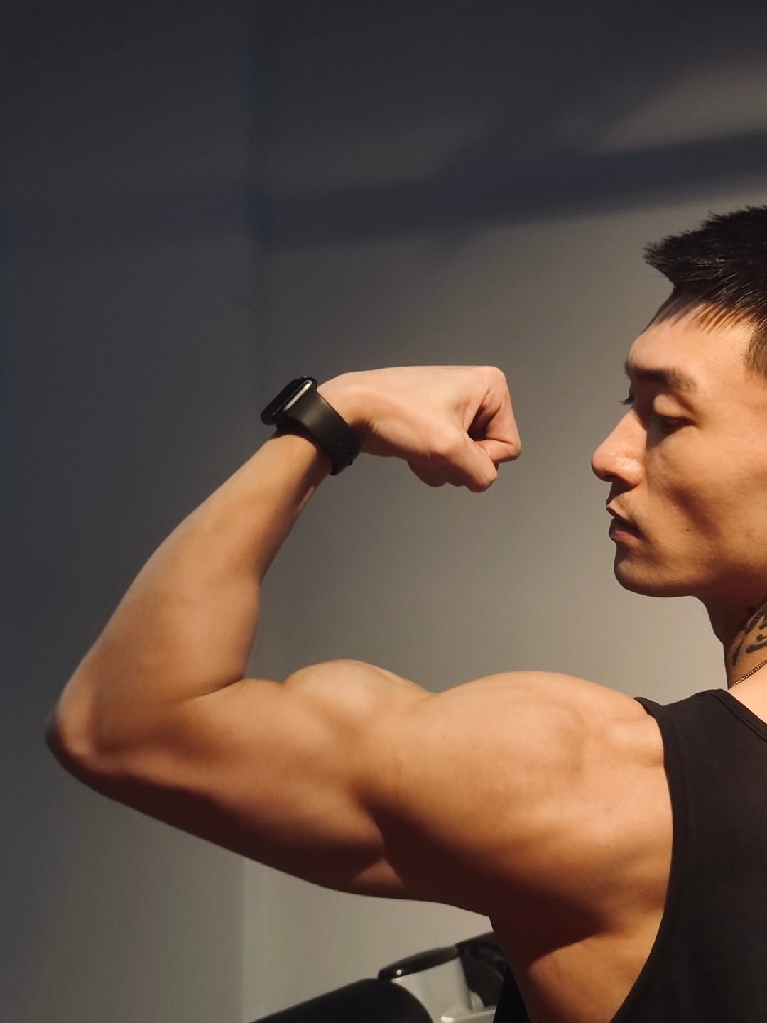 一看就很有性张力！健身型男与萌宠共享温馨时光