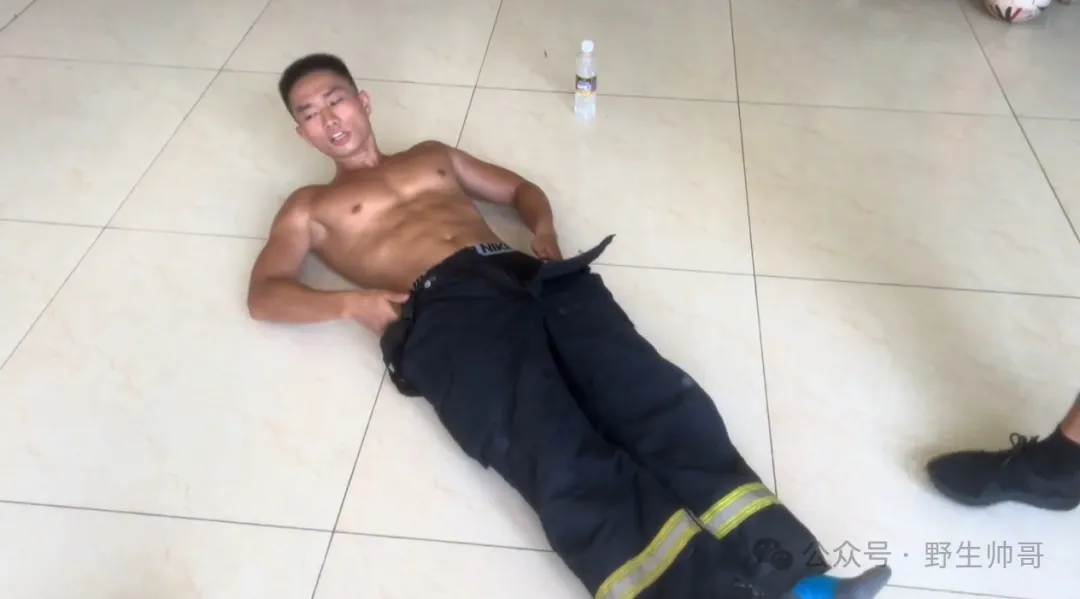 消防员胸腹肌真有型裤子脱了，长腿穿太紧太大啦！
