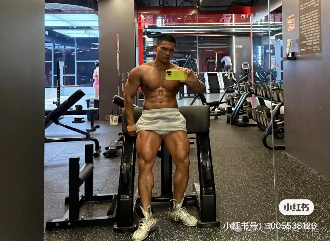 超饱满大胸肌黑皮猛汉子 泳裤游泳照超诱