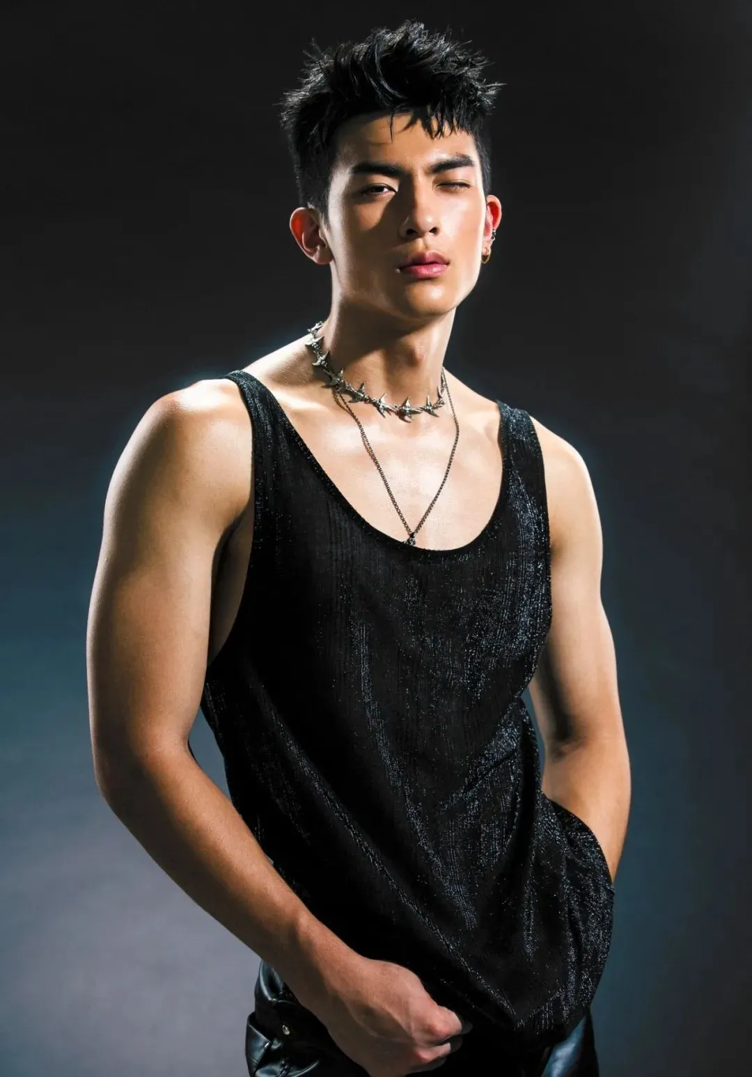 实力强大的 19 岁男模，为了金主又脱了！
