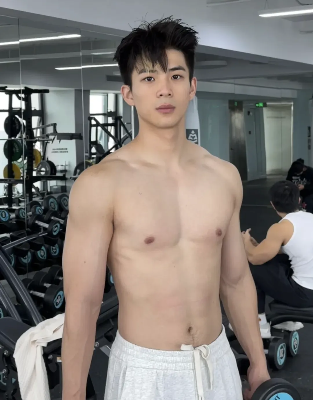 撩衣露腹肌的大鼻子体育生长的真好看！身材太顶了！