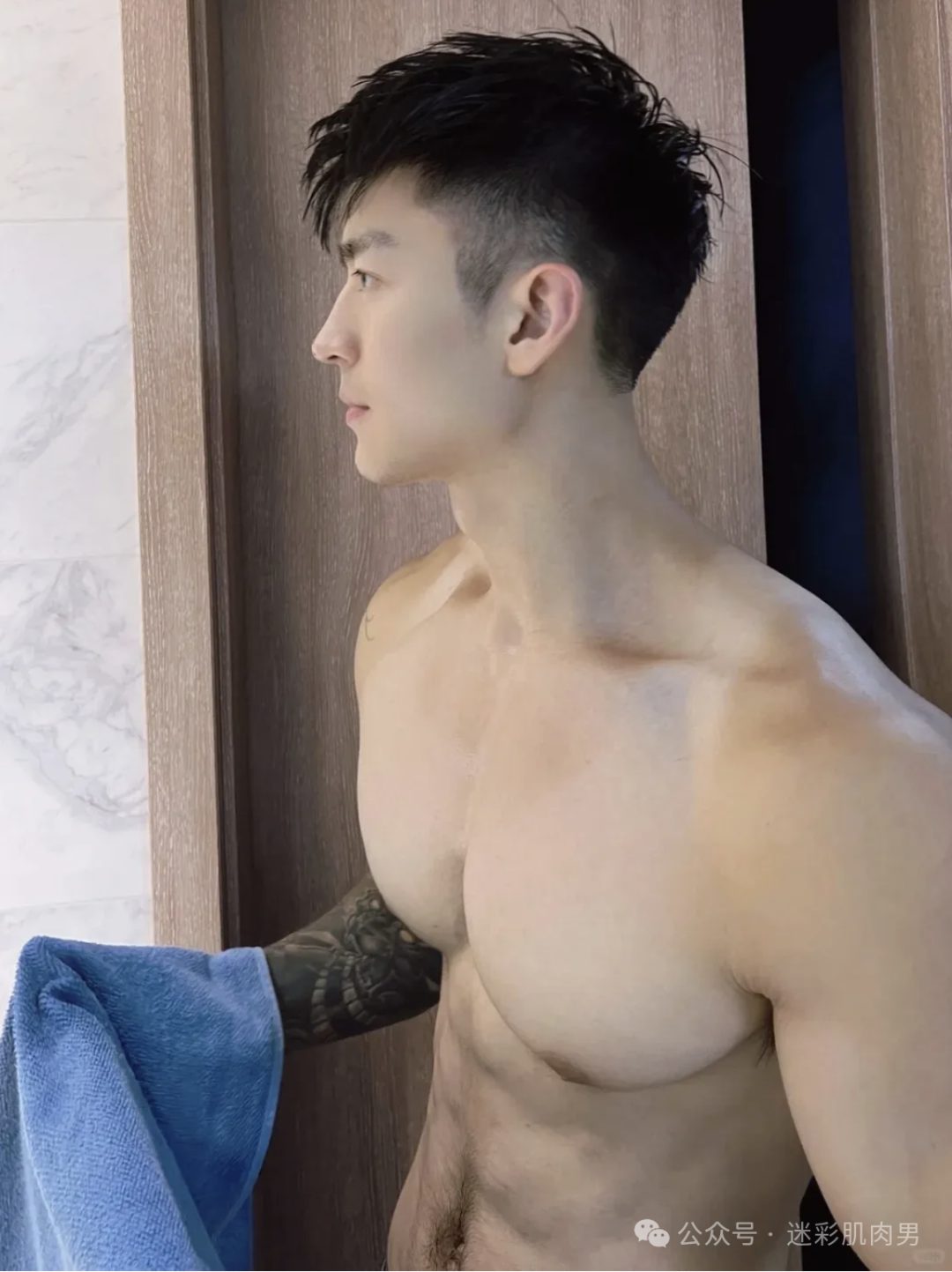 郑翔自拍腹毛旺盛私照流出真好看，大长腿太粗壮了！