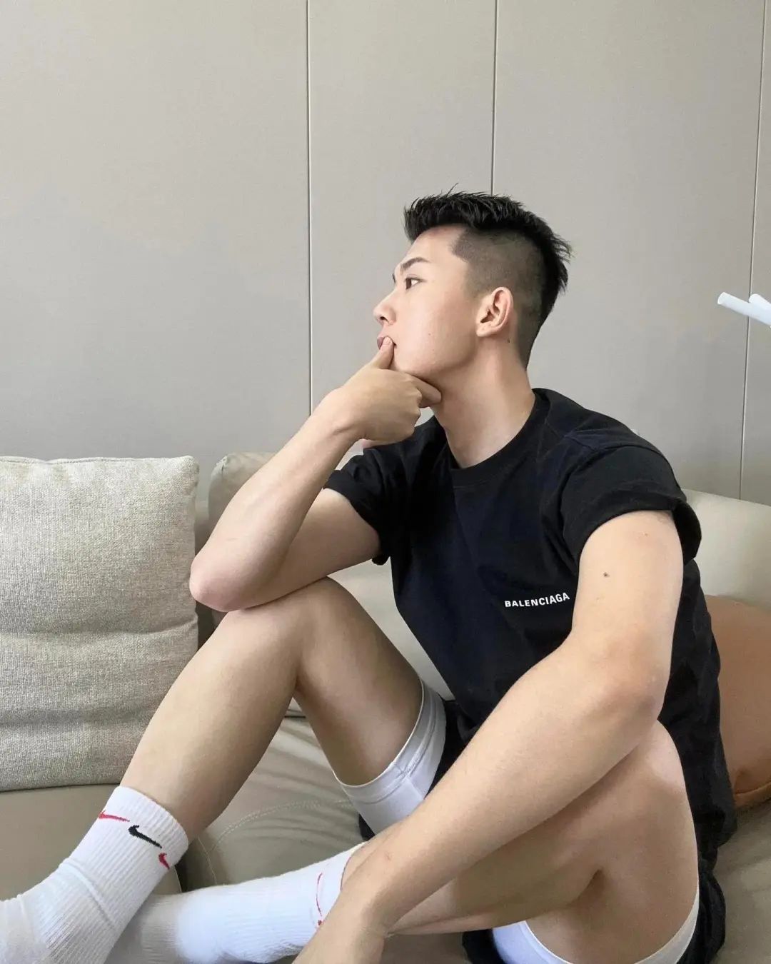 正装帅小哥的圣诞夜：寂寞，还是一种别样的浪漫？