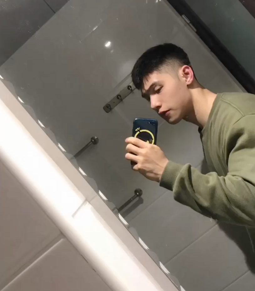 24 岁筋肉小伙穿灰裤子自拍，老阿姨都不淡定了